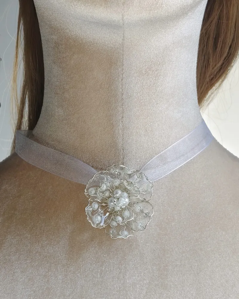 Wielofunkcyjny choker z kwiatem na wstążce „Eteryczny Cud” — 5