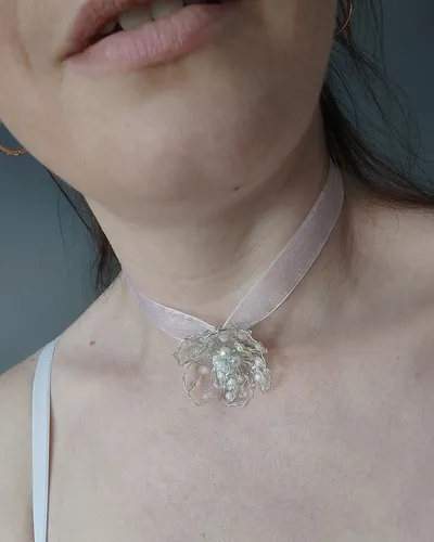 Wielofunkcyjny choker z kwiatem na wstążce „Eteryczny Cud” — thumbnail 6