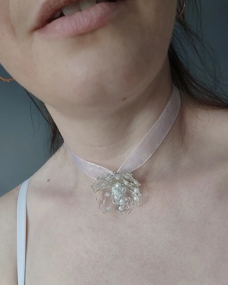 Wielofunkcyjny choker z kwiatem na wstążce „Eteryczny Cud” — 6