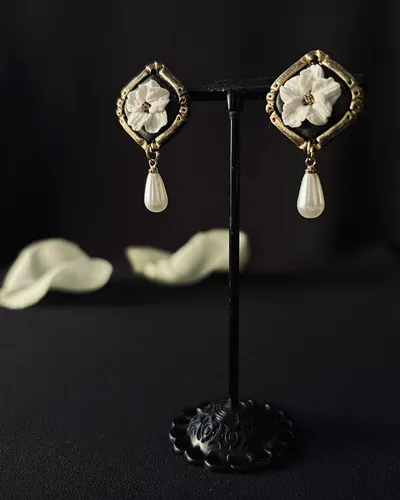 Gothic Earrings with White Flowers Elise — thumbnail 4