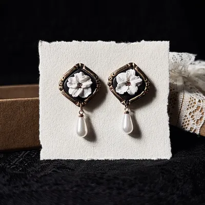 Gothic Earrings with White Flowers Elise