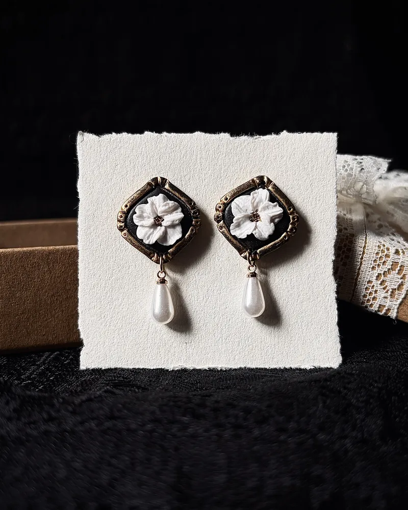 Gothic Earrings with White Flowers Elise — 1