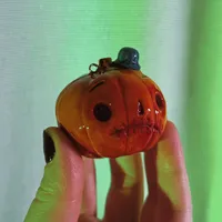 Zawieszka do torebki “Pumpkin Head Hatter” 2