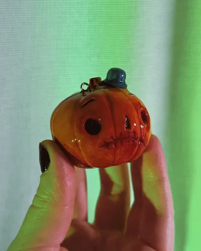 Zawieszka do torebki “Pumpkin Head Hatter” — thumbnail 3