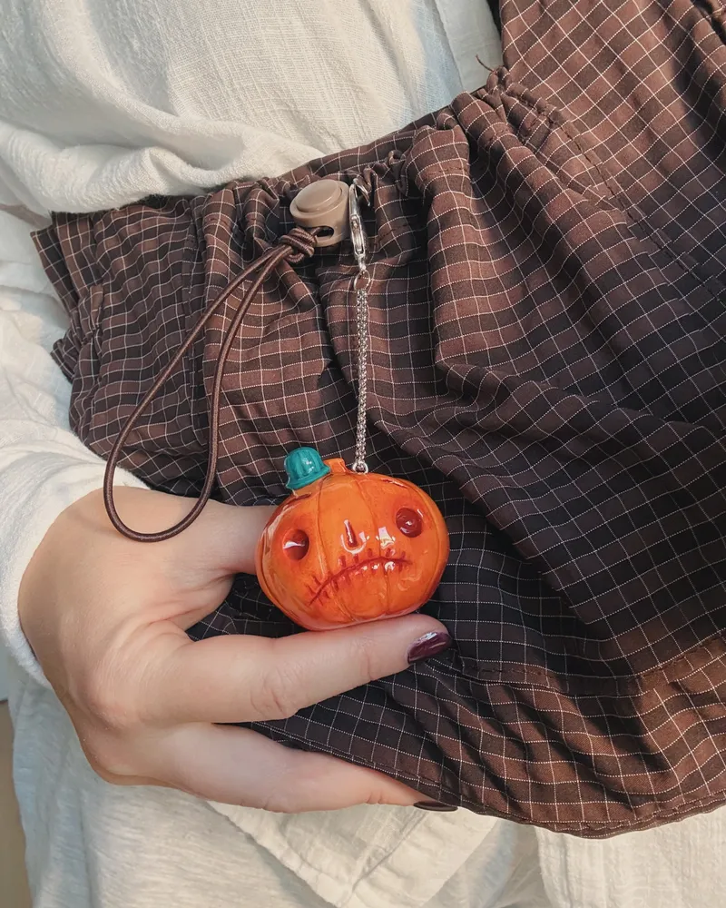 Zawieszka do torebki “Pumpkin Head Hatter” — 1