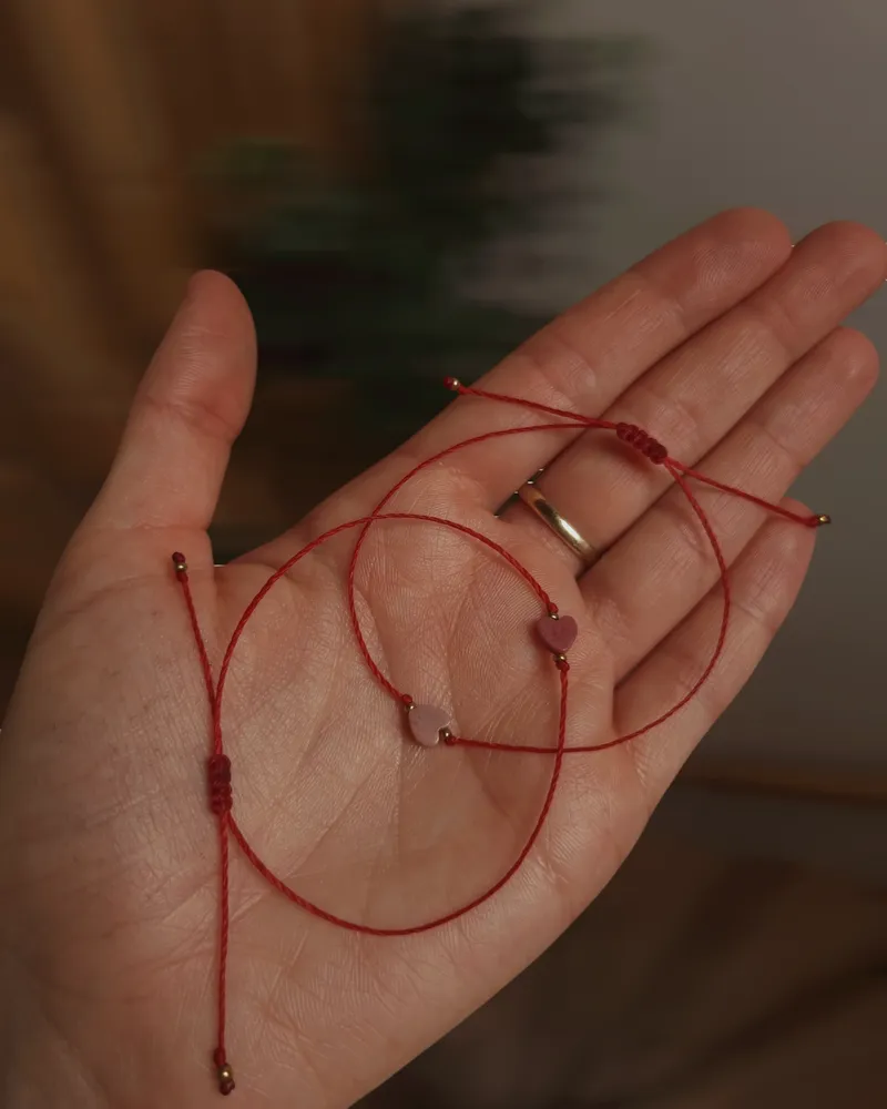 Minimalistyczna bransoletka z serduszkiem z rodonitu — 4